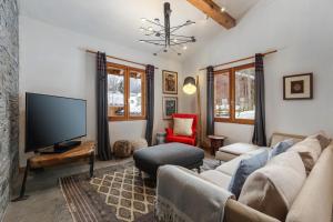 Chalet Fleur de Lys - Chalet 4BR Wood Stove , Home Cinema , Parental Suite - By Cozee Rentals