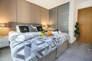 Luxury Apartment - City Centre - Free Parking, Fast Wifi, Sky TV and Netflix by Yoko Property