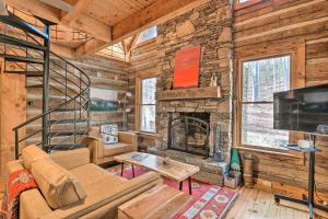 Over 6 Acres of Hiking Trails Luxe Saluda Cabin!