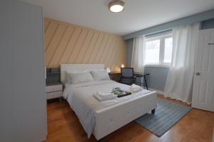 Spacious Master Bedroom with private bathroom near Finch subway station