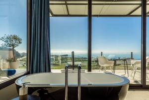 Queen Suite with Sea View room in Hotel Miba