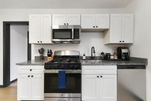 HostWise Stays - Butler St, Off-Street Parking, Brand New!