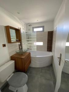 Agréable maison, plage à 400m, jardin, piscine et tennis