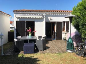 Maisons de vacances Agreable maison, plage a 400m, jardin, piscine et tennis : photos des chambres