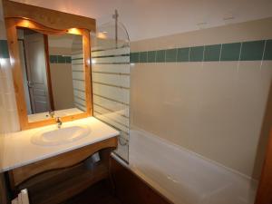 Appartements Appartement Chamrousse, 3 pieces, 6 personnes - FR-1-549-119 : photos des chambres