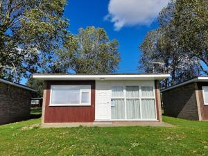 Sunnyside Chalet, walk to the beach & close to Norfolk broads - pet friendly!