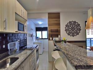 Apto com piscinas, sacada Gourmet, 2 gar, 50 mts da praia