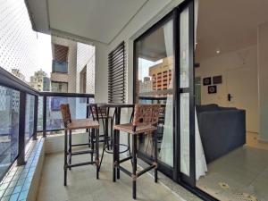 Apto com piscinas, sacada Gourmet, 2 gar, 50 mts da praia