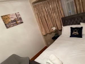 TJ Homes - One double bed room with garden view - Next to tube station