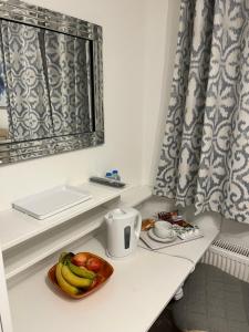 TJ Homes - One double bed room with garden view - Next to tube station