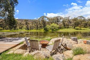 Stillwater Chalet B - Amazing Lakefront 2BR Chalet l BBQ l Gym l Tennis l Indoor Pool