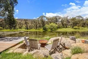 Stillwater Chalet B - Amazing Lakefront 2BR Chalet l BBQ l Gym l Tennis l Indoor Pool - Corryong