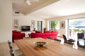 Canalfront Retreat, Private Jetty & Pool