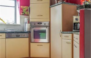 Maisons de vacances Amazing Home In Pordic With Outdoor Swimming Pool : photos des chambres