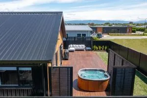 The Green House - Luxury Eco Escape - Pirinoa