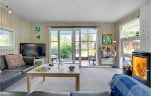 Gorgeous Home In Humble With Kitchen