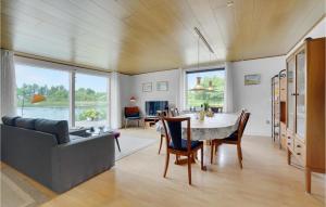 2 Bedroom Awesome Home In Vemb