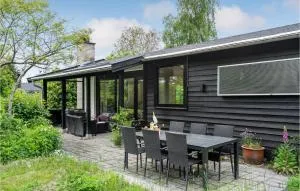 2 Bedroom Cozy Home In Dronningmølle - Hulerød