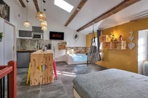 Place Carnot - studio tout équipé avec jacuzzi proche toutes commodités - Laure-Minervois