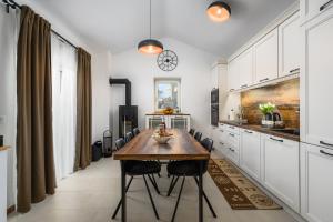 Villa Alloro Muntrilj with pool