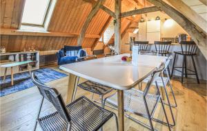 Maisons de vacances Amazing home in tretat with Sauna, WiFi and 6 Bedrooms : photos des chambres