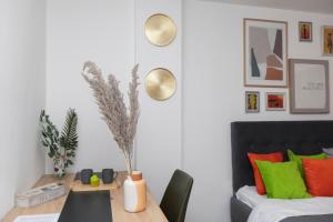 11 Steps Lovely Studio in the center