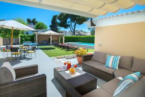 Villa Oms by Villa Plus