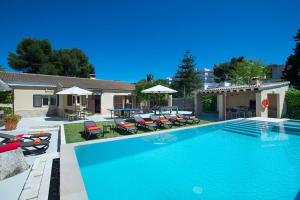 Villa Oms by Villa Plus