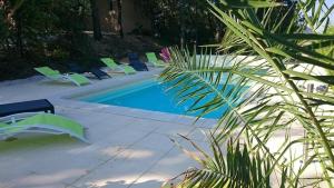 Maisons de vacances Le Dourmidou - Gite avec piscine chauffee, au pied du Luberon : photos des chambres