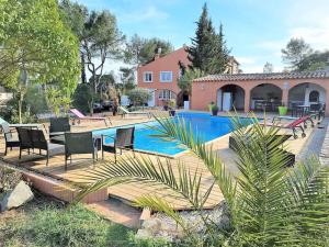 VILLA avec piscine - 4 chambres - parking - calme