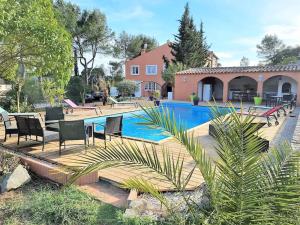 VILLA avec piscine - 4 chambres - parking - calme - 4hvězdičkové hotely ve městě Les Arcs sur Argens