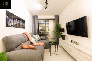 Beautiful, cozy APTs just off the Promenade & WIFI by 360 Estates