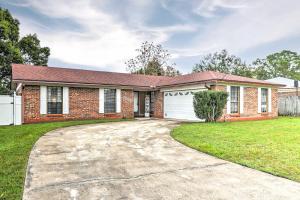 Quaint Jacksonville Escape with Screened Porch!