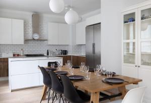 2ndhomes Luxurious 144 m2 Stylish 3 Bedroom Center Apartment