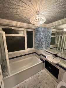 TJ Homes - One double bed room with garden view - Next to tube station