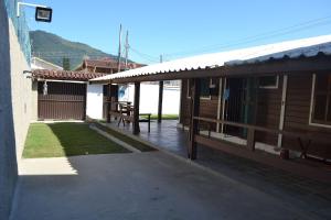 0006.06 -Maranduba - Chalé -2 Dorm - 8 Pess - 3 Quadras Do Mar - Piscina Coletiva - WIFI Churrasqueira,Ar Condicionado