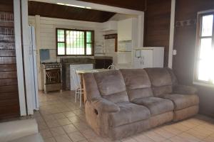 0006.06 -Maranduba - Chalé -2 Dorm - 8 Pess - 3 Quadras Do Mar - Piscina Coletiva - WIFI Churrasqueira,Ar Condicionado