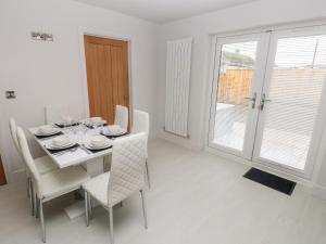 LunaRoxx, 6 Meadow Gardens, Kilgetty