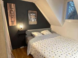 LEscale de Neauphle aux portes de Versailles by Vyvea