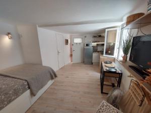 Hyères studio refait à neuf dans la cité médiévale