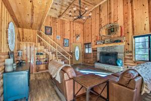 Furnished Patio and Fire Pit Pinetop Cabin! - 3hvězdičkové hotely ve městě Indian Pine