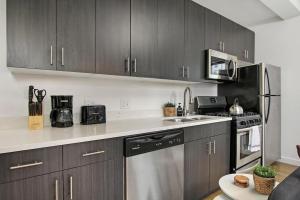 1BR Modern Luxe Apt with In-Unit Laundry - Lake 204 rep
