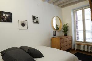 Appartements EXIGEHOME-Ici habita Voltaire Maison en plein centre ville : photos des chambres