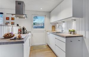 Cozy Home In Pandrup With Kitchen