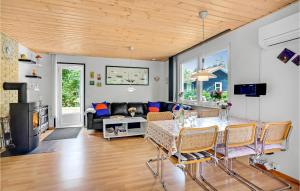 Stunning Home In Hadsund With Wifi