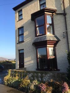 Tywyn seaside apartment with Mountain View