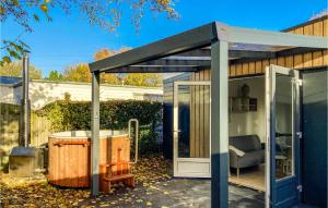 2 Bedroom Nice Home In Heinkenszand