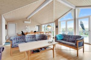 Nice Home In Lokken With 4 Bedrooms And Wifi