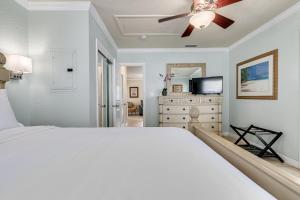 Walkable to Restaurants and Steps to the Beach! - Coconut Villas Suite 10