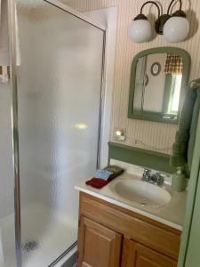 Standard King Room room in Buttonwood Inn on Mount Surprise